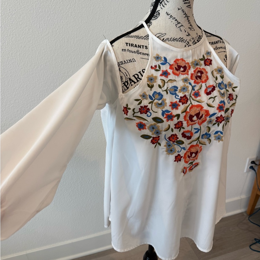 Abercrombie & Fitch White Embellished Graphic Blouse